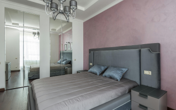 Лилави тапети за спалня: Как да създадете релаксираща и елегантна атмосфера?