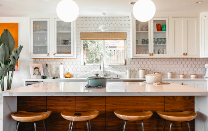 Декориране на кухня: тапети, панели и пана. Кое да изберем?