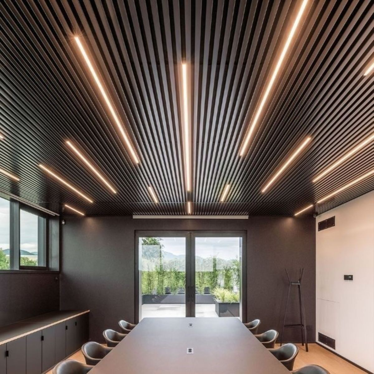 Тавани и декоративни профили